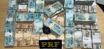 Dinheiro estava em veículo. |Divulgação PRF/TO