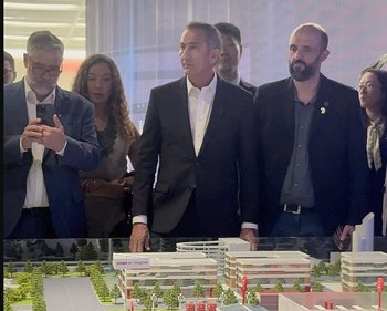 Ministro Waldez durante visita a JD.com. 