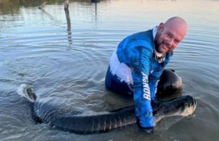 O pescador esportivo Pedro Henrique exibe pirarucu capturado antes da soltura no lago de Palmas