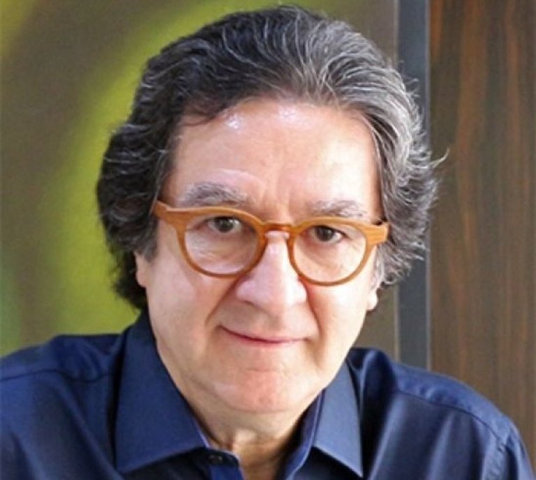 Ricardo Viveiros é jornalista, professor, escritor, doutor em Educação.