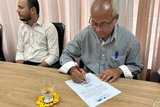 Diretor da Escola Carlos Drummond assinando documento para a construção de um novo prédio escolar.|Iolete Marques/Secom Palmas 