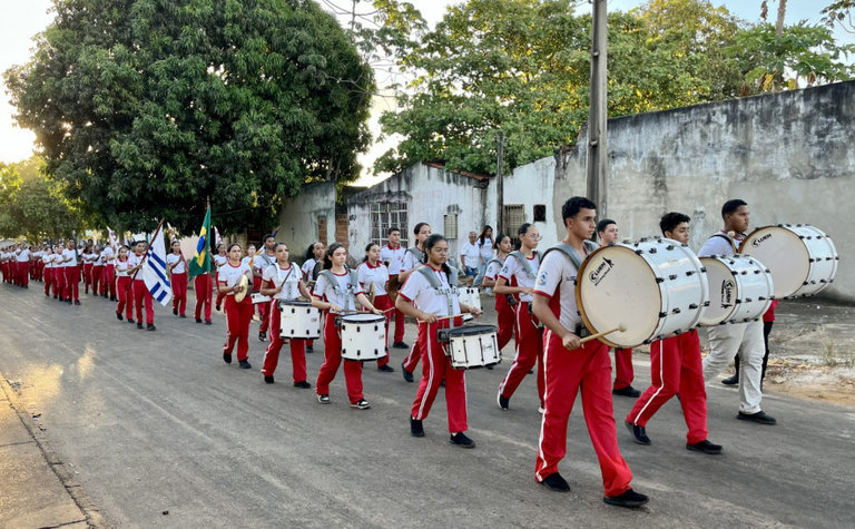 Estudantes do Colégio Esportivo Cívico-Militar Santa Rita de Cássia.
