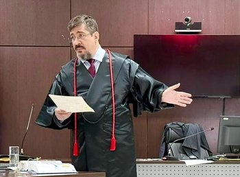 O Conselho de Sentença acatou as teses da acusação para o crime de homicídio, reconhecendo as qualificadoras sustentadas pelo promotor João Edson de Souza. 