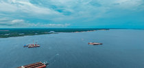 Cada comboio reúne 16 barcaças, e cada uma dessas embarcações transporta 50 mil toneladas de minério, o que corresponde a 1.250 caminhões no total. |Divulgação/Mpor
