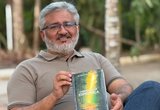 Escritor e ex-vice presidente da Ageto, Ruberval França, com o seu livro “Caminhando em Esperança”. |