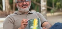 Escritor e ex-vice presidente da Ageto, Ruberval França, com o seu livro “Caminhando em Esperança”. |