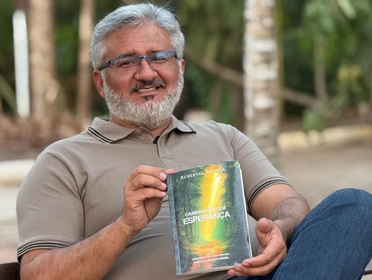 Escritor e ex-vice presidente da Ageto, Ruberval França, com o seu livro “Caminhando em Esperança”. 
