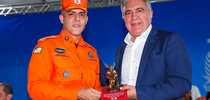  Laurez recebeu homenagem do comandante-geral do Corpo de Bombeiros, coronel Thiago Franco Santana.|Ademir dos Anjos/SecomTO