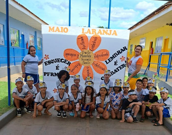 A educadora Claudinéia Pereira de Carvalho e seu projeto “Seu corpo é um tesourinho”. 