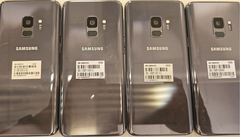 Celulares estão entre os bens a serem leiloados.