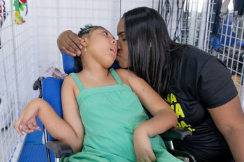 Daiane Freitas e sua filha Ayla, de 9 anos, que possui a Síndrome Congênita do Zika Vírus. Elas participaram de visita do presidente do INSS à ONG aBRAÇO, em Salvador.
