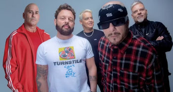 Em sua formação original, a banda volta aos palcos com clássicos como “Que vês?”, “Pula!” e “Tropa de Elite”, com a qual conquistou projeção internacional.