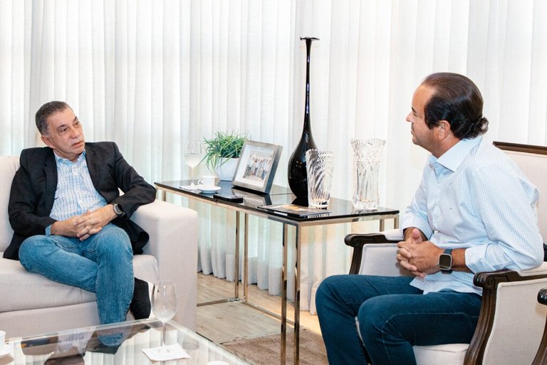 Amastha (E) durante reunião com o presidente da Fieto, Roberto Pires