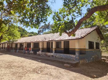 Segundo entidades, o desmonte de equipamentos públicos, como o fechamento da Escola Bibiano Ferreira Lopes e da Casa de Farinha, são ações que visam asfixiar a economia local e apagar a identidade cultural da Comunidade. 