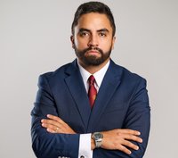 Eduardo Maurício é advogado no Brasil, em Portugal, na Hungria e na Espanha.|