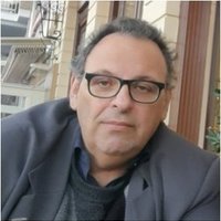 Isidoros Karderinis é jornalista, correspondente de imprensa estrangeira.|