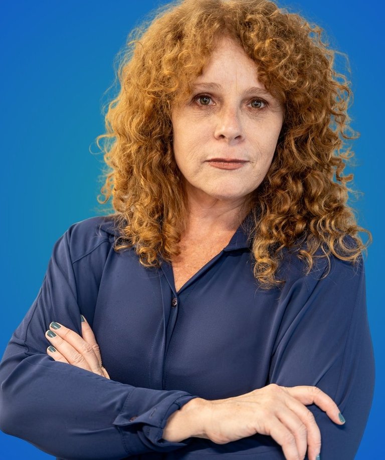 Claudia de Lucca Mano é advogada e consultora empresarial atuando desde 1999 na área de vigilância sanitária.