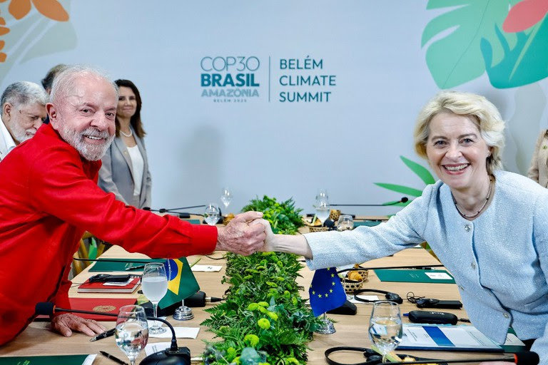 Presidente Lula e a presidenta da Comissão Europeia, Ursula von der Leyen, durante reunião na COP30, em novembro: empenho político pela consolidação do acordo 