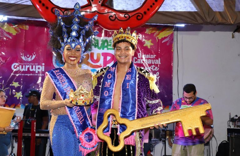 Maria Eduarda da Silva e Pedro Henrique Ribeiro foram escolhidos Rainha e Rei Momo do Carnaval de 2025. 