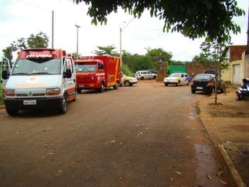 No local, polícia civil, militar, bombeiros e Samu aguardam o desfecho