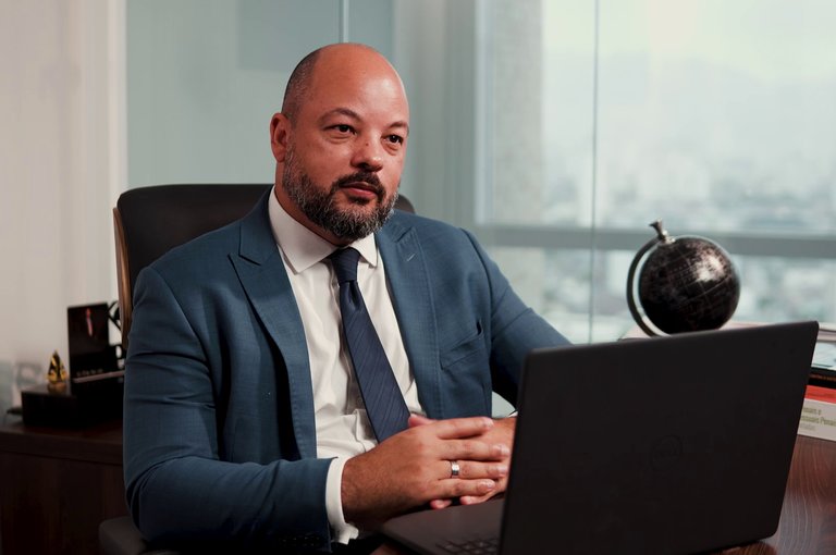 Jorge Calazans é advogado especializado na defesa de investidores vítimas de fraudes.