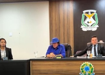 Vereadora Naiara na tribuna e prefeito Karasin em sessão da Câmara de Colinas no início de 2025. |