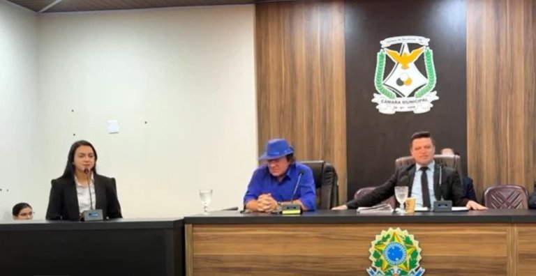 Vereadora Naiara na tribuna e prefeito Karasin em sessão da Câmara de Colinas no início de 2025. 