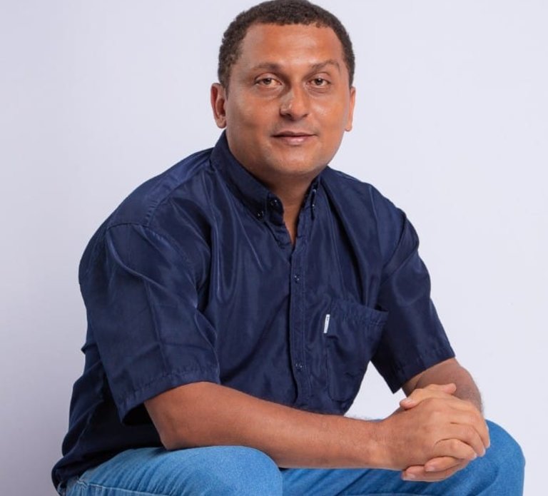 Itacajaense, Deusiel é formado em Filosofia pela Universidade Federal de Tocantins.