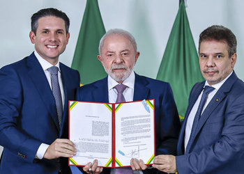 Hugo Mota, presidente da Câmara dos Deputados, presidente Lula e ministro da Justiça e Segurança Pública, Wellington César Lima e Silva durante sanção da lei|Ricardo Stuckert/PR