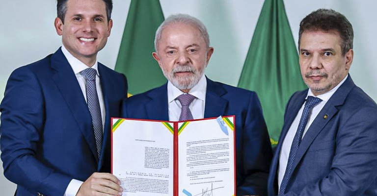 Hugo Mota, presidente da Câmara dos Deputados, presidente Lula e ministro da Justiça e Segurança Pública, Wellington César Lima e Silva durante sanção da lei|Ricardo Stuckert/PR