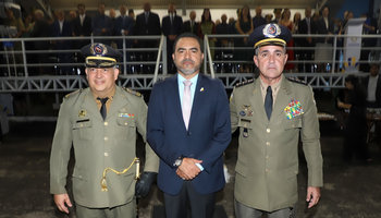 Comandante-geral, coronel QOPM Cláudio Thomaz Coêlho de Souza, com o governador Wanderlei, e o coronel QOPM Márcio Antônio Barbosa de Mendonça.