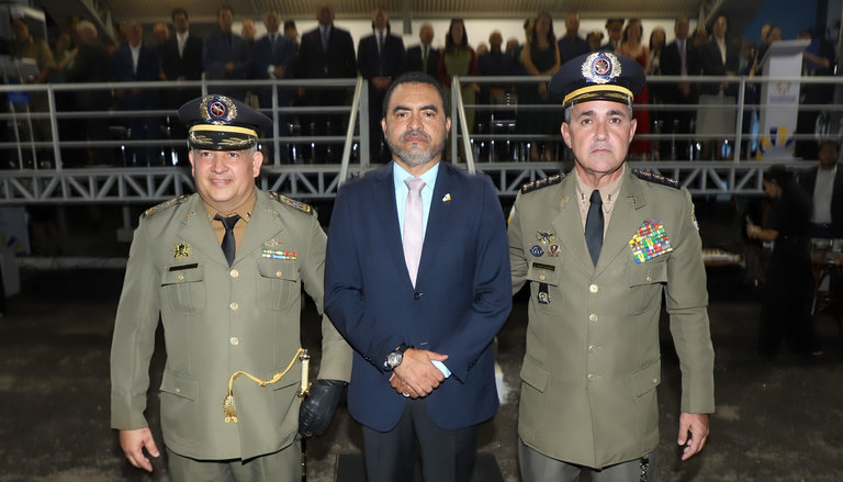 Comandante-geral, coronel QOPM Cláudio Thomaz Coêlho de Souza, com o governador Wanderlei, e o coronel QOPM Márcio Antônio Barbosa de Mendonça.