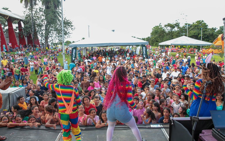 As famílias se divertiram na caça aos ovos de Páscoa, ao som da Turminha Mágica com sucessos do público infantil.