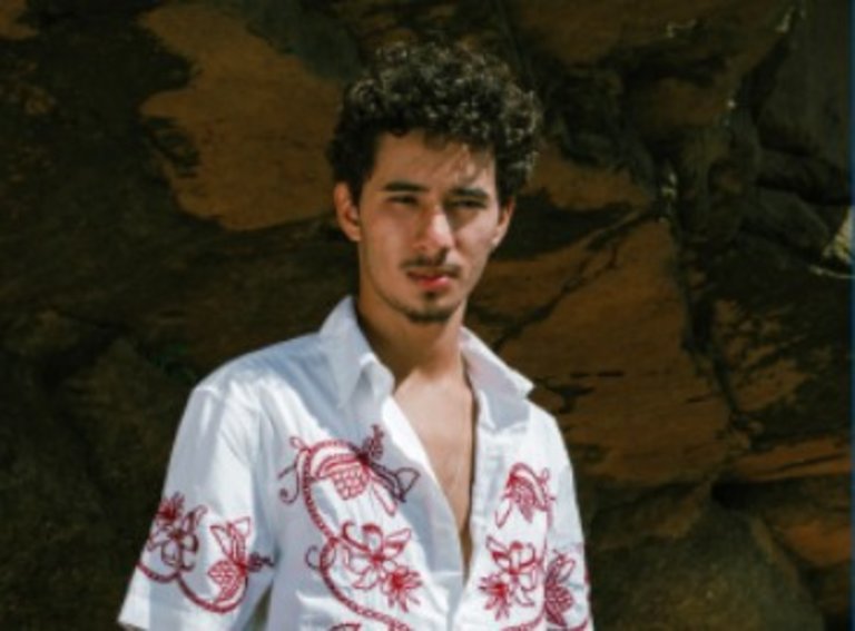 Natural de Palmas, Kauê Alves iniciou sua trajetória artística na música ainda jovem, influenciado pela família. 
