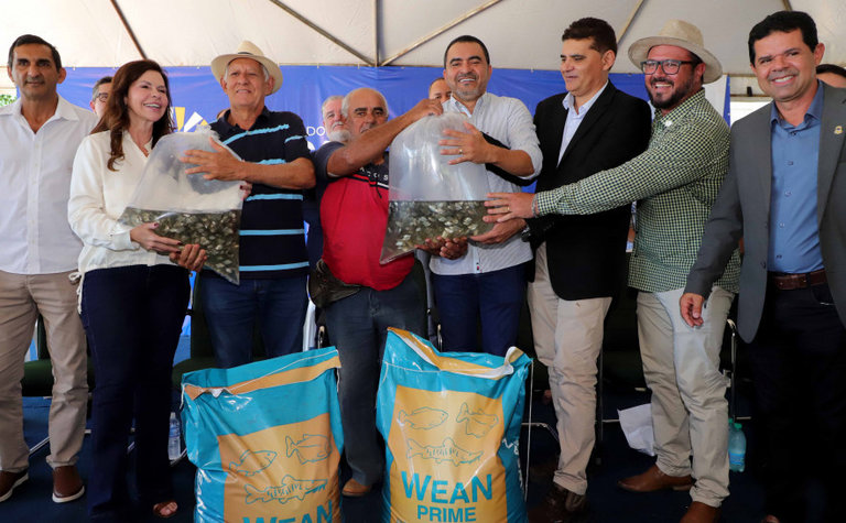 80 mil alevinos foram entregues a 60 agricultores familiares de Palmas e região