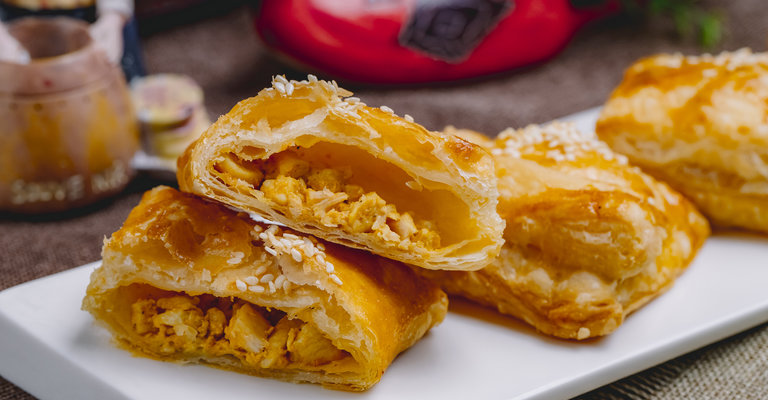 O misto simples liderou os aumentos, com alta de 5,98%, seguido pelo pão de queijo (5,46%) e o pastel (4,75%).|Designed by Magnific (www.magnific.com)