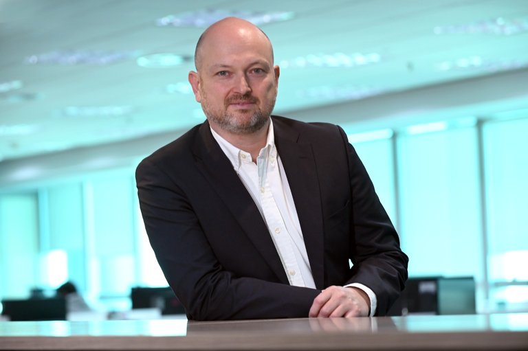 Marco Wörner iniciou sua carreira em 2007 na KPMG Advisory, atuando em projetos de otimização de processos financeiros e sistemas de controle interno.