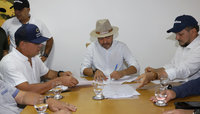 Assinatura ocorreu durante agenda oficial no gabinete do Governo do Tocantins instalado na Agrotins 2026|Esequias Araújo
