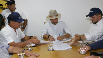 Assinatura ocorreu durante agenda oficial no gabinete do Governo do Tocantins instalado na Agrotins 2026