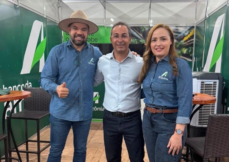 Fábio Freire dos Santos e Neuma Bastos com o prefeito de Araguaína, Wagner Rodrigues