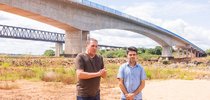 Vanderlei Luxemburgo e o vereador Elias Júnior, em Aguiarnópolis, durante agenda no Bico do Papagaio.|