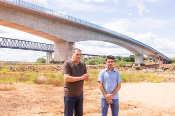 Vanderlei Luxemburgo e o vereador Elias Júnior, em Aguiarnópolis, durante agenda no Bico do Papagaio.