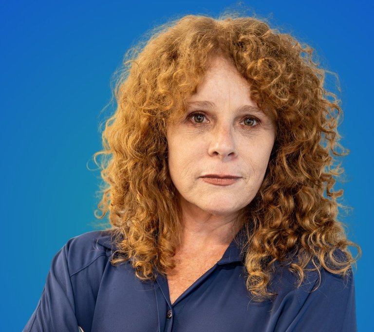 Claudia de Lucca Mano é advogada e consultora empresarial atuando desde 1999 na área de vigilância sanitária.