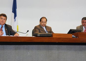 Presidente em exercício da Casa, Eli Borges (C) afirmou que independente da vontade dos deputados, é preciso que o Regimento Interno | Foto: Clayton Cristus
