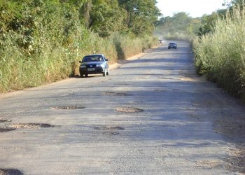 As condições da estrada atrapalham o trânsito e obrigam motoristas a trafegar pelo acostamento