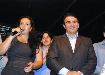 Prefeita Leila Rocha discursa ao lado do secretário Eduardo Siqueira Campos