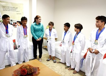 Em junho, alunos/atletas visitaram a Secretaria de Estado da Educação e Cultura e foram recebidos pela secretária Adriana Aguiar 