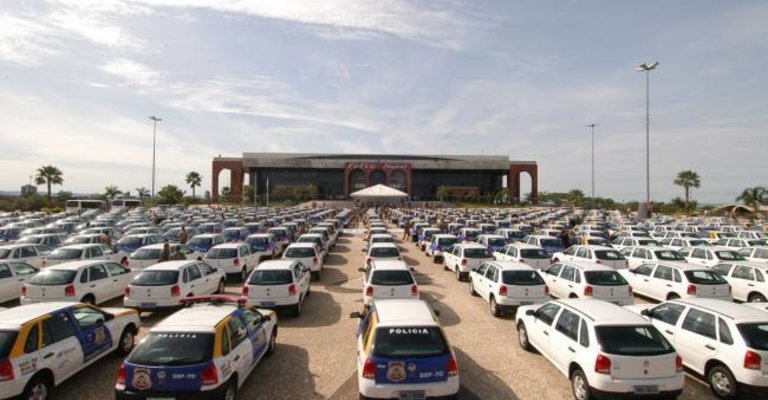 Viaturas locadas perfiladas em frente ao Palácio Araguaia 