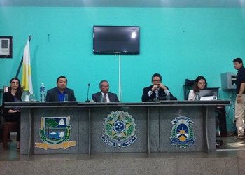 Mesa de solenidade de abertura, no Plenário da Câmara Municipal de Arapoema