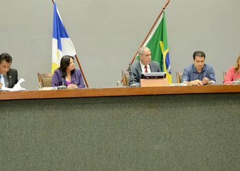 A ausência do secretário da Fazenda, Paulo Antenor de Oliveira, também foi criticada